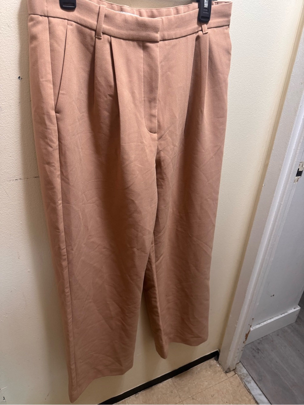 Women’s Abercrombie & Fitch tan Pleated High-Rise Trousers size 12/31
